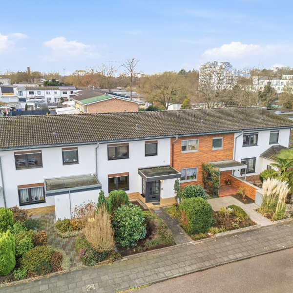 Reihenmittelhaus mit Terrasse, Loggia und Garage in Köln-Seeberg (50769 Köln)