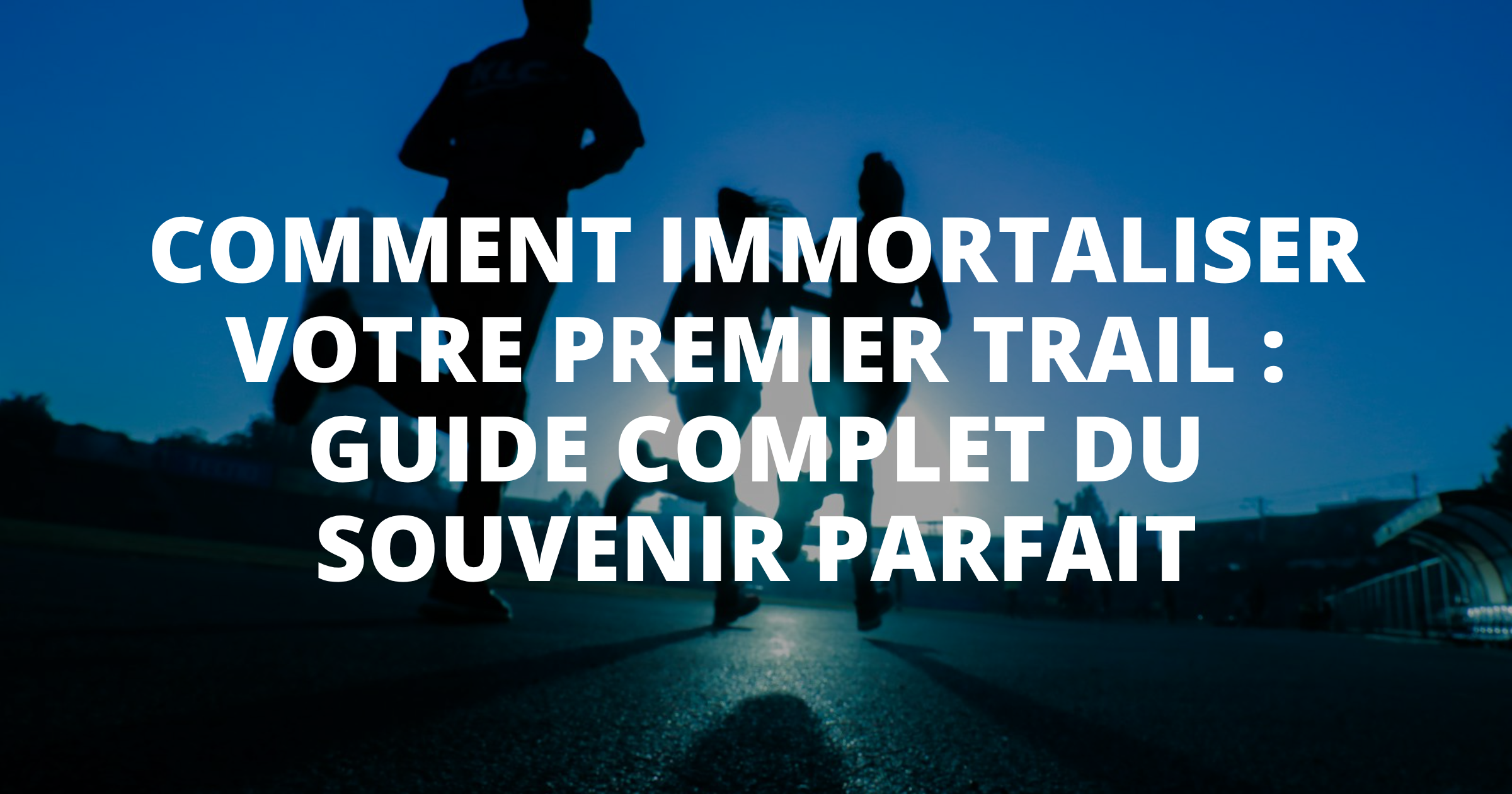 Coureur trail célébrant son arrivée en montagne avec vue panoramique