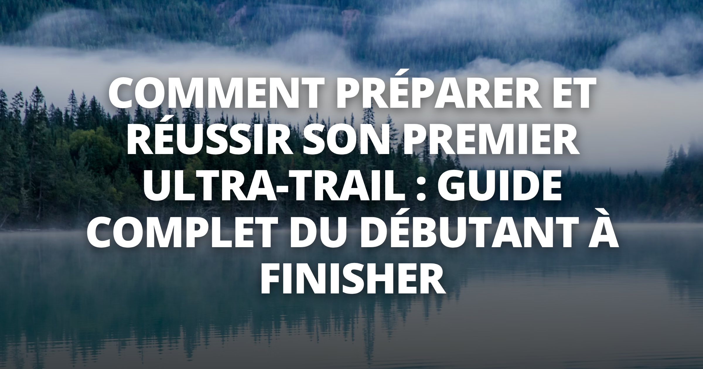 Coureur finissant son premier ultra-trail au lever du soleil en montagne, bras levés en signe de victoire