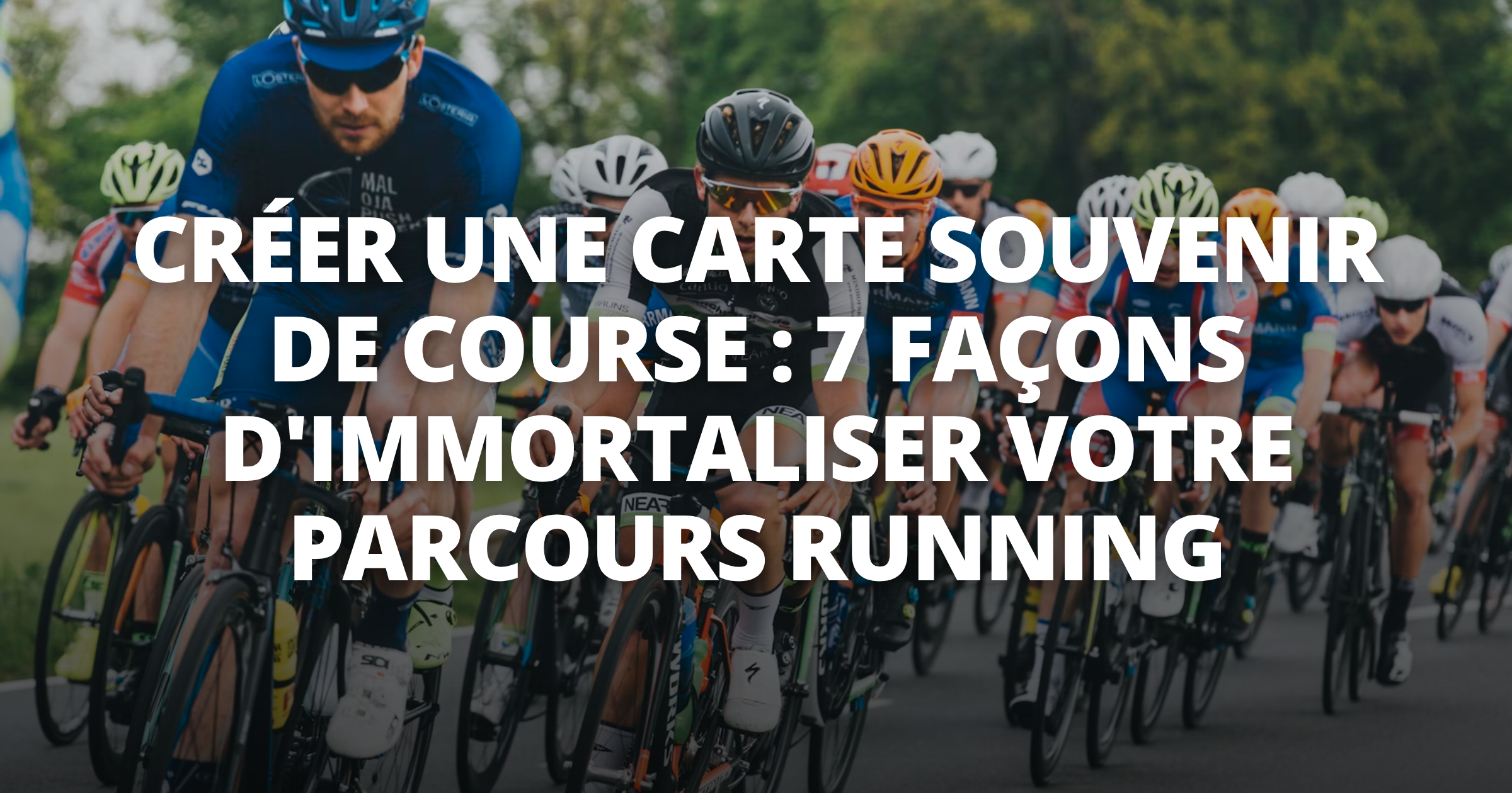 Affiche personnalisée de parcours de marathon encadrée au mur montrant un tracé GPS stylisé avec statistiques de course