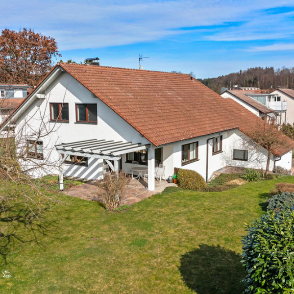 Großzügiges Ein-/Zweifamilienhaus in schöner Lage von Mochenwangen (88284 Wolpertswende / Mochenwangen)