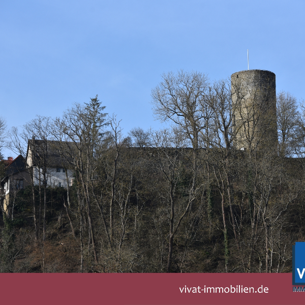 Direkt am Fuß der Burg: Haus zum Liebhaben mit Adlerhorst-Aussicht! Großes Grundstück. (61276 Weilrod)