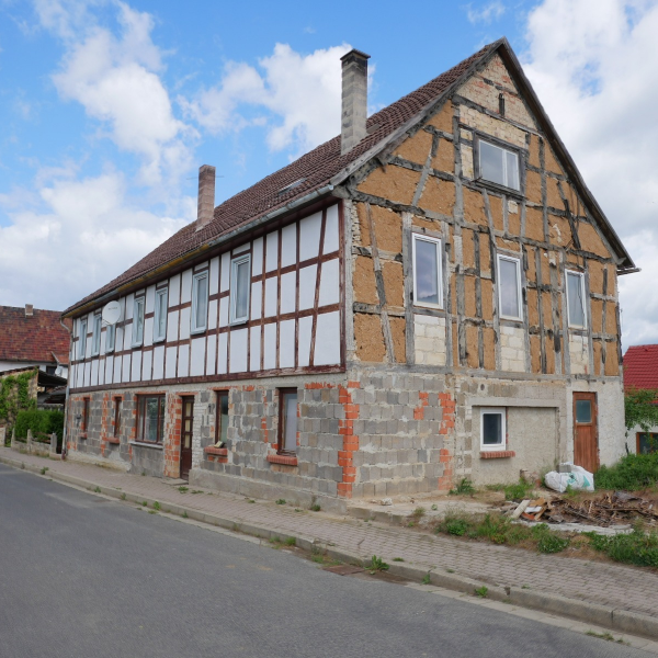 *Nettes Zweifamilienhaus im ländlichen Stadtteil von Stadtilm zu VERKAUFEN* (99326 Stadtilm)