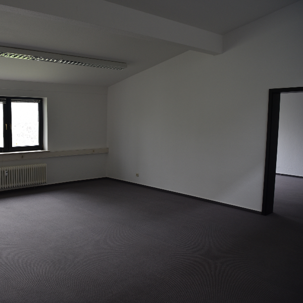 Büroetage mit eigenem Eingang und Stellplätzen im Gewerbegebiet (61381 Friedrichsdorf)