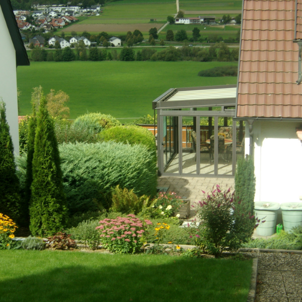 Haus in herrlicher Aussichtslage, mit tollem Garten und mehreren Garagen (78570 Mühlheim)