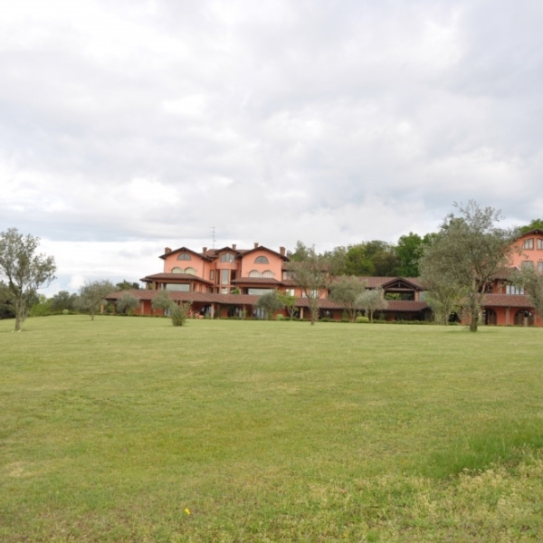 La Ghirlandina - Anwesen am Lago Magiore mit großem Eigentümerhaus - Hotel See & Weinanbau auf 220.000 m2 ( )