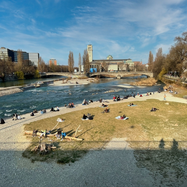 *Charmante Dachgeschosswohnung in begehrter  Wohnlage nahe der Isar* (81541 München / Au)