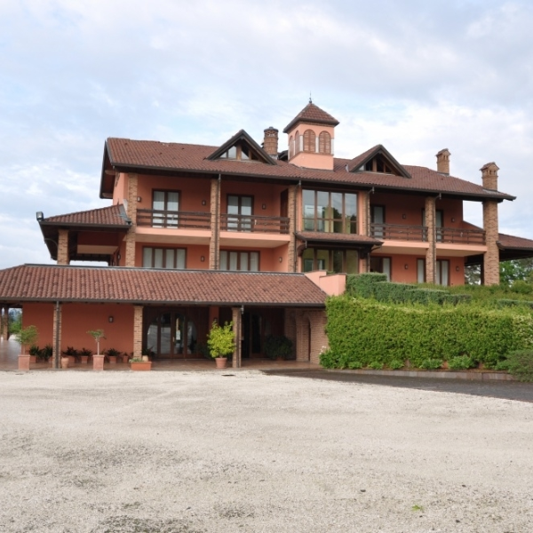 La Ghirlandina - Anwesen am Lago Magiore mit großem Eigentümerhaus - Hotel See & Weinanbau auf 220.000 m2 ( )